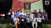 Direktur Surya Citra Media (SCM) Harsiwi Achmad, Ketua Umum Persatuan Sepak Bola Seluruh Indonesia (PSSI) Erick Thohir, Ketua Steering Committee Piala Presiden 2025 Maruarar Sirait dan Ketua Panitia Pelaksana Arya Sinulingga (duduk dari kiri ke kanan) usai memberikan keterangan terkait gelaran Piala Presiden 2025 di SCTV Tower, Jakarta, Jumat (4/7/2025). (Liputan6.com/Herman Zakharia)