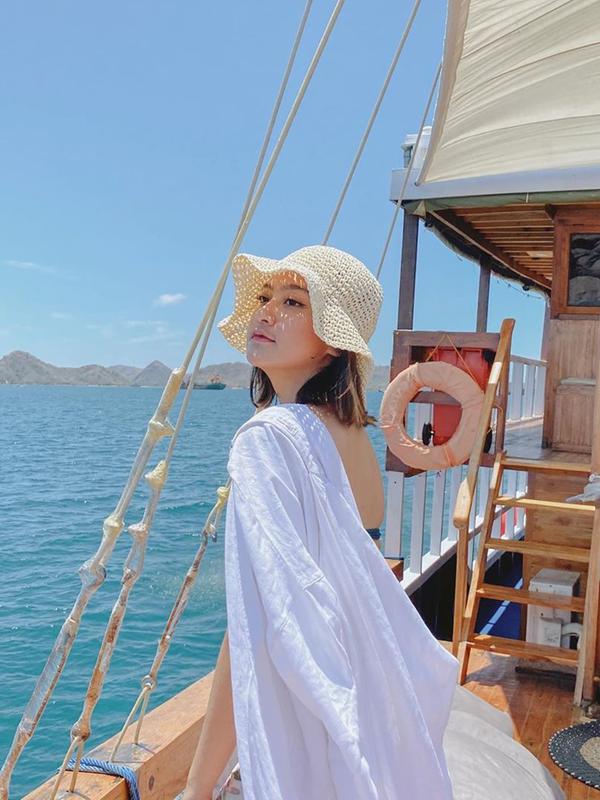 Pemeran Stella dalam Supir dan Majikan ini pun tampil curi perhatian saat unggah momen liburan di Labuan Bajo. Banyak netizen pun memuji penampilan dari Salshabilla Adriani. (Liputan6.com/IG/@salshabillaadr)