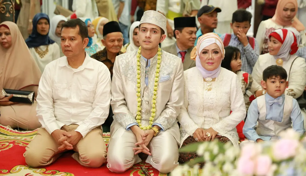 Rifky Balweel dan Biby Alraen, berpacaran selama tiga tahun dan kini keduanya sudah resmi menikah. Bukan hal sulit juga bagi Biby untuk bisa dekat dengan anak suaminya, Arsen Raffa Balweel. (Adrian Putra/Bintang.com)