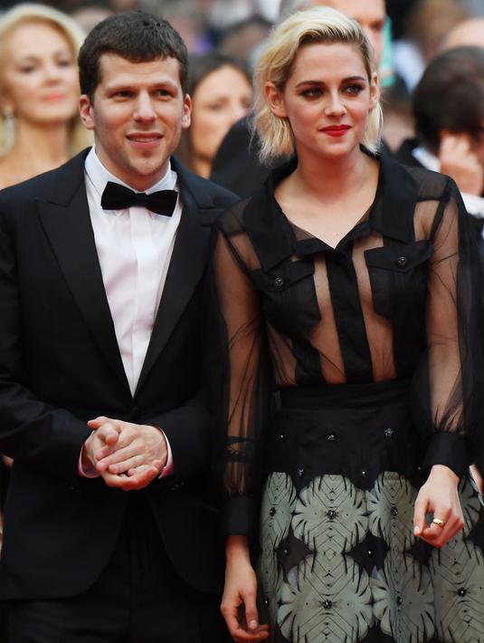 Aktris Kristen Stewart berjalan bersama aktor Jesse Eisenberg saat tiba dalam pembukaan Festival Film Cannes ke-69 di Cannes, Prancis selatan, Rabu (11/5/2016). (AFP PHOTO / Valery Hache)