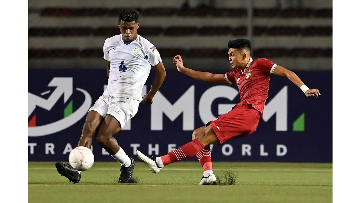 Pemain Timnas Indonesia, Dendy Sulistyawan (kanan) menendang bola ke gawang Filipina dalam laga pamungkas Grup A Piala AFF 2022. Dendy Sulistyawan berhasil mencetak satu gol bagi kemenangan 2-1 Timnas Indonesia atas Filipina. (AFP/Jam Sta Rosa)