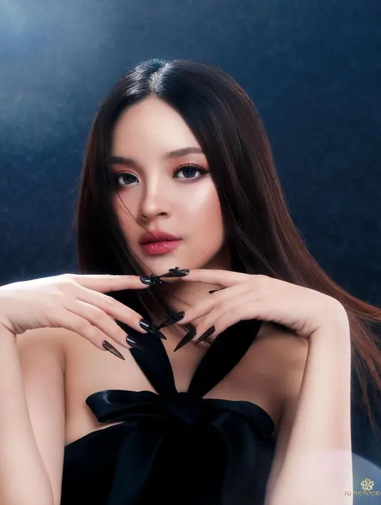 Tak hanya memakai gaun bernuansa hitam beraksen pita, Eca juga tampil menggunakan nail art bernuansa senada. Meski menggunakan nuansa hitam, namun penampilan Eca ini tak lepas dari kesan feminimnya. (Liputan6.com/IG/@fdphotography90)