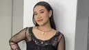 Melengkapi penampilannya mengenakan kalung emas serasi dengan anting-anting.  [@aaliyah.massaid]