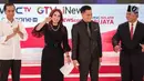 Pembawa acara Tommy Tjokro dan Anisha Dasuki bersama Capres Joko Widodo dan Prabowo Subianto usai debat kedua Pilpres 2019 yang mengusung di Hotel Sultan, Jakarta, Minggu (17/2). (Liputan6.com/Faizal Fanani)