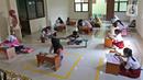 Sejumlah siswa belajar di Aula Kelurahan Jatirahayu, Bekasi, Jawa Barat, Rabu (29/7/2020). Pemerintah Kota Bekasi melalui Kelurahan Jatirahayu menyediakan fasilitas wifi gratis bagi siswa yang terkendala kuota internet dalam kegiatan belajar secara daring. (Liputan6.com/Herman Zakharia)