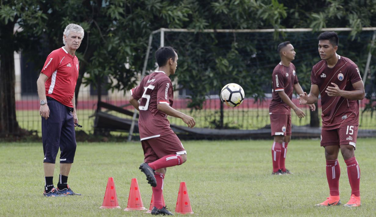 Pelatih Persija Jakarta, Ivan Kolev, mengamati para pemain saat latihan di Lapangan Sutasoma, Jakarta, Rabu (16/1). Ini merupakan latihan perdana yang dipimpin oleh Ivan Kolev. (Bola.com/Yoppy Renato)