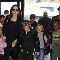 Angelina Jolie terlihat bahagia dan sehat saat berlibur merayakan tahun baru bersamabuah hatinya. Tanpa kehadiran Brad Pitt, Jolie dan anak-anaknya sedang bermain ski di kawasan Colorado. (doc.mirror.co.uk)