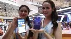 Model menunjukkan aplikasi terbaru E-Contract pada pameran GIIAS 2019 di ICE BSD, Tangerang, Sabtu (20/7/19). Astra Credit Companies (ACC) meluncurkan E-Contract yang memudahkan pelanggan dan diler melakukan tanda tangan kontrak pembiayaan digital kapan dan di mana saja. (Liputan6.com/Angga Yuniar)