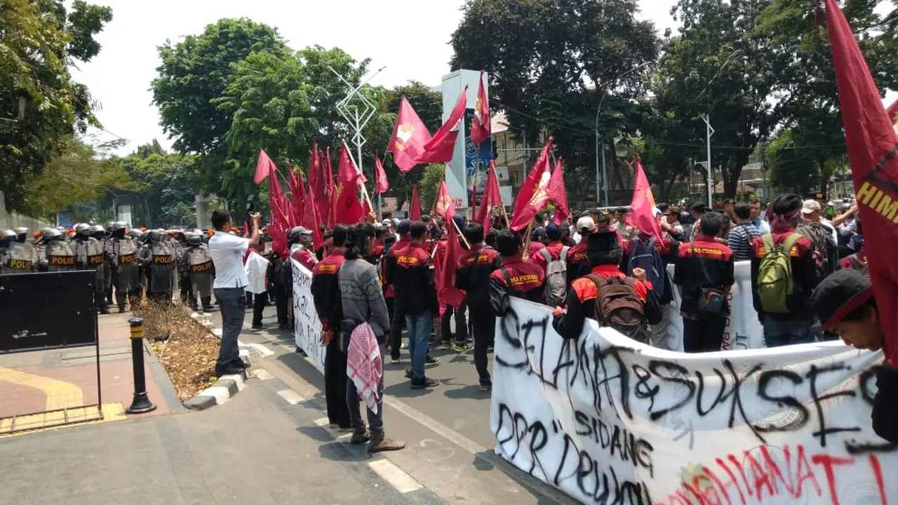 Sejumlah Mahasiswa yang Akan Berdemo di Depan DPR Dicegat Polisi