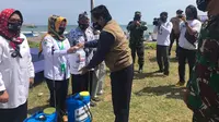 Emtek Peduli Corona beri bantuan untuk warga Sumur Pandeglang, Banten, Rabu (22/7/2020)