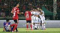Para pemain Madura United merayakan gol ke gawang Bali United dalam laga penutup Shopee Liga 1 2019 di Stadion Kapten I Wayan Dipta, Gianyar, Bali, Minggu (22/12/2019). (Bola.com/Aditya Wany)