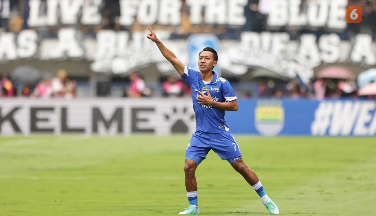 Hingga peluit panjang dibunyikan skor tidak berubah, Persib unggul 1-0 atas Persija. Tampak dalam foto, penyerang sayap kiri Persib, Beckham Putra (kiri) saat pertandingan pekan ke-17 BRI Super League 2025/2026 melawan Persija di Stadion Gelora Bandung Lautan Api (GBLA), Bandung, Jawa Barat, Minggu 11 Januari 2026. (Bola.com/Abdul Aziz)