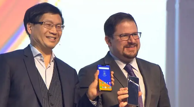 CEO Asus, Jerry Shen, dan Christiano Amon, President Qualcomm Inc memperlihatkan Zenfone 5 di MWC 2018. / Pebrianto Eko Wicaksono