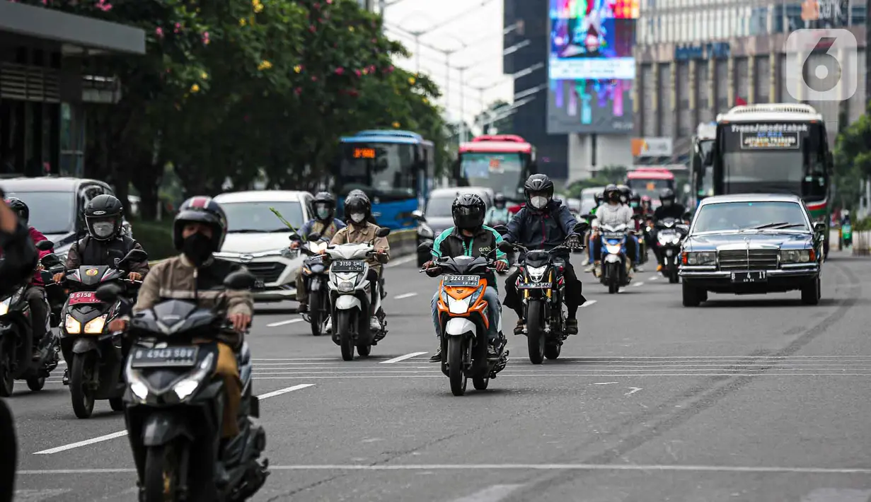 <p>Sejumlah pengendara melintas di Jalan Jenderal Sudirman, Jakarta, Selasa (10/5/2022). Pemerintah mengimbau masyarakat menerapkan bekerja dari rumah atau work from home (WFH) selama satu hingga dua pekan ke depan untuk mengantisipasi penyebaran virus corona COVID-19 usai libur Lebaran 2022. (Liputan6.com/Faizal Fanani)</p>