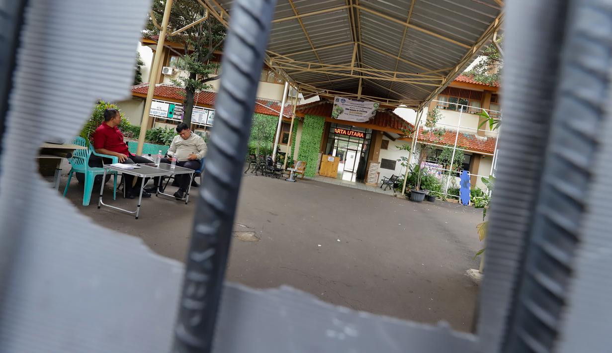 Hal tersebut dijelaskan Kepala Dinas Pendidikan (Disdik) DKI Jakarta Nahdiana yang mengatakan bahwa area SMAN 72 masih dalam pengamanan dan sterilisasi pihak kepolisian. Untuk itu, PJJ diberlakukan mulai Senin (10/11/2025). Tampak dalam foto, personel keamanan berjaga di area SMAN 72 Jakarta, Senin (10/11/2025). (merdeka.com/Arie Basuki)