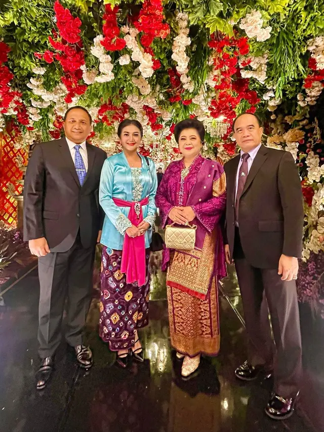 Potret Bella Saphira Kondangan Bareng Ibu-ibu Pejabat, Cantik dengan Kebaya ala Bali