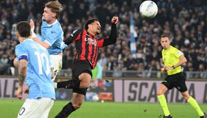 Bek AC Milan asal Swiss, Zachary Athekame (tengah) berebut bola dengan penyerang Lazio asal Denmark, Gustav Isaksen (kedua kiri) selama pertandingan pekan ke-29 Serie A Italia 2025/2026 di Olimpico Stadium, Roma, Minggu 15 Maret 2026 waktu setempat atau Senin (16/3/2026) dini hari WIB. Peluang AC Milan memangkas jarak dengan Inter Milan di klasemen Serie A 2025/2026 kandas. (Alberto PIZZOLI/AFP)