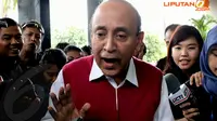 Usai diperiksa KPK pada (Senin 14/4/2014), Fuad Bawazier mengaku kedatangannya untuk membantu KPK berburu aset Tubagus Chaeri Wardana (tersangka kasus dugaan tindak pidana pencucian uang). (Liputan6.com/Johan Tallo)