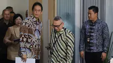 Menteri Keuangan yang juga Ketua Komite Stabilitas Sistem Keuangan (KSSK) Purbaya Yudhi Sadewa  bersama Pejabat Sementara Gubernur Bank Indonesia Destry Damayanti  sebelum menyampaikan konferensi pers hasil rapat berkala KSSK III tahun 2026 di Jakarta, Senin (3/8/2026). (KLY/ Arie Basuki)
