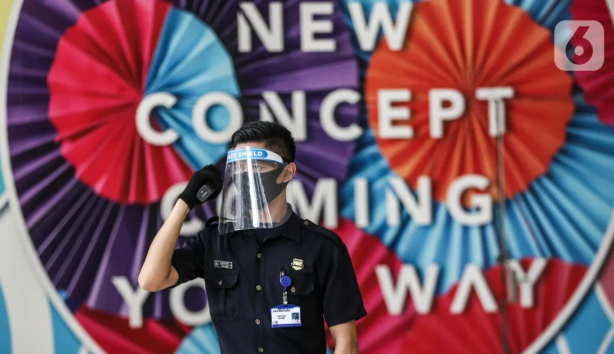 Petugas mengenakan masker dan pelindung wajah saat bertugas di Mal Central Park, Jakarta, Rabu (3/6/2020). Selain menerapkan protokol kesehatan, pusat perbelanjaan juga menyediakan fasilitas pendukung 'physical distancing' sebagai persiapan operasional di era normal baru (Liputan6.com/Faizal Fanani)