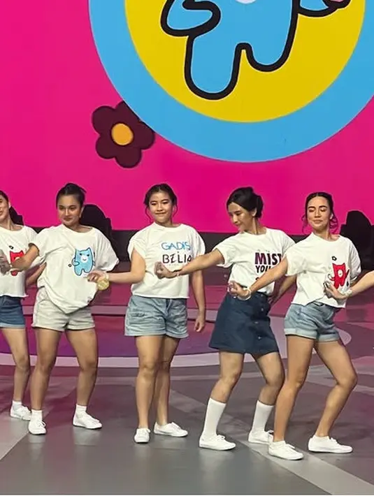 Putri Meisya yang baru berusia 14 tahun ini juga tampil mengenakan atasan kaos putih lengan pendek. Dipadukan celana pendek denim dan sneakers putih. [@meisya__siregar]
