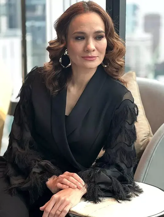 Adik ipar BCL ini memiliki gaya elegan saat tampil di publik. Seperti bergaya kece dengan outfit serba hitam. Gaya kece Aishah ini sukses bikin warganet kian terkesima dengan penampilan menawannya. (Liputan6.com/aishahjennifer)