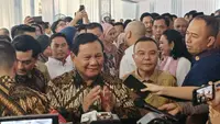 Ketua Umum Partai Gerindra Prabowo Subianto usai menghadiri open house Idul Fitri 1445 Hijriah di kediaman Ketua Harian DPP Partai Gerindra Sufmi Dasco Ahmad, Jakarta, Kamis (11/4/2024). (Merdeka.com/Alma Fikhasari)