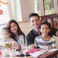 Rumah tangga Nana Mirdad dan Andrew White memang dikenal sebagai rumah tangga yang jauh dari kabar tak sedap. Melaui akun Instagram-nya, Nana kerap membagikan kebersamaannya dengan kedua buah hatinya. (Foto: instagram.com/nanamirdad_)