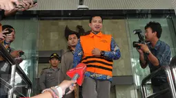 Anggota DPRD Musi Banyuasin dari F-PAN Ujang M Amin usai menjalani pemeriksaan KPK, Jakarta, Selasa (14/6). Berkas tersangka suap persetujuan LKPJ 2014 dan pengesahan APBD Muba tahun 2015 itu sudah lengkap dan siap disidangkan. (Liputan6.com/Helmi Afandi)