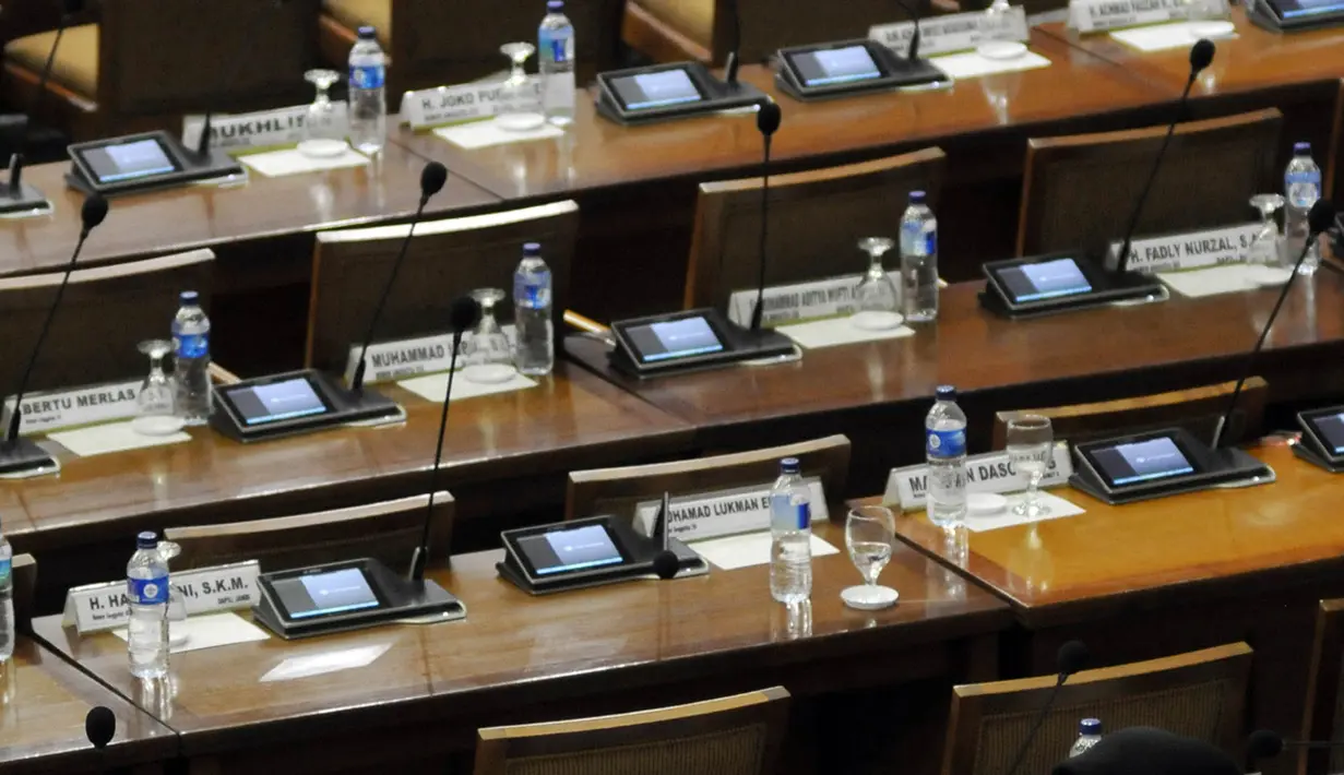 Sejumlah kursi terlihat kosong saat Sidang Paripurna ke-24 di Jakarta, Selasa (12/4). Pendapat Fraksi-fraksi dilanjutkan dengan Pengambilan Keputusan terhadap Rancangan Peraturan DPR RI tentang Tata Cara Penyusunan Prolegnas. (Liputan6.com/Johan Tallo)