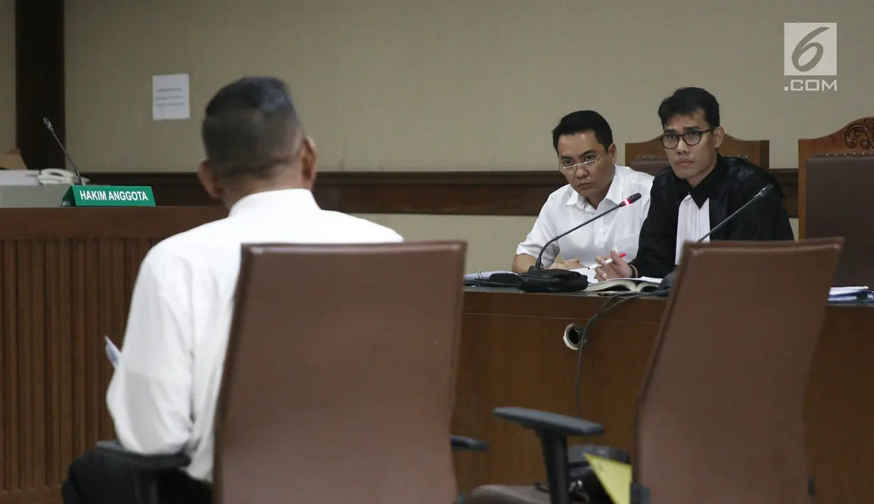 Terdakwa dugaan suap pengadaan satelit monitoring Bakamla, Fayakhun Andriadi (tengah) saat sidang lanjutan di Pengadilan Tipikor, Jakarta, Rabu (10/10). Agenda sidang mendengar keterangan saksi ahli kuasa hukum terdakwa. (Liputan6.com/Herman Zakharia)