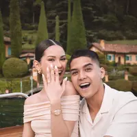 Momen Al Ghazali lamar Alyssa Daguise di Italia. (sumber: Instagram/alghazali7)