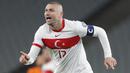 Pemain Turki, Burak Yilmaz, melakukan selebrasi usai mencetak gol ke gawang Belanda pada laga kualifikasi Piala Dunia 2022 di Stadion Olimpiade Ataturk, Kamis (25/3/2021). Turki menang dengan skor 4-2. (Murad Sezer/Pool Photo via AP)
