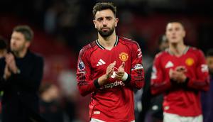 Bruno Fernandes dari Manchester United berjalan keluar lapangan setelah pertandingan Premier League antara Manchester United dan Leeds di Manchester, Inggris, Selasa (14-4-2026) dini hari WIB. (Foto AP/Dave Thompson)