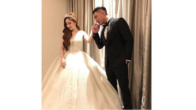 Di acara resepsi pernikahannya, Guntur dan Apristiyah tampil elegan dan romantis.