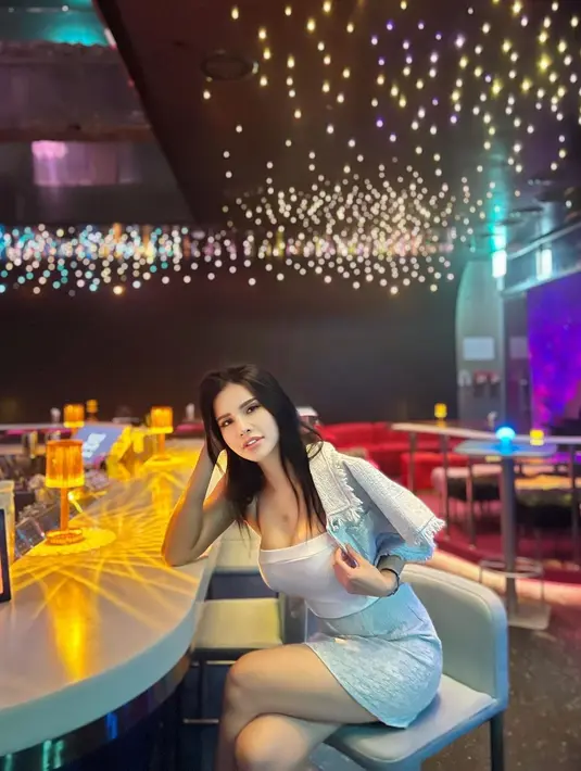 Maria Vania saat sedang singgah di sebuah bar. Dia tampil begitu seksi mengenakan tube top putih yang ketat dan rok mini yang super pendek. Agar lebih modis, Maria menyampirkan jaket beraksen rumbai-rumbainya di bahu. (Instagram/maria_vaniaa)