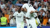 Penyerang Real Madrid, Kylian Mbappe (tengah), berselebrasi bersama rekan setimnya, (atas), dan Vinicius Junior pada kontra Espanyol di Santiago Bernabeu, Senin (22/9/2024) dini hari WIB). (Thomas Coex/AFP)
