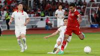 Pemain Timnas Indonesia, Yakob Sayuri berusaha melewati pemain Vietnam, Nguyen Tuan Anh dalam laga leg pertama babak semifinal Piala AFF 2022 di Stadion Utama Gelora Bung Karno (SUGBK), Jumat (6/1/2023) sore WIB. (Bola.com/M Iqbal Ichsan)