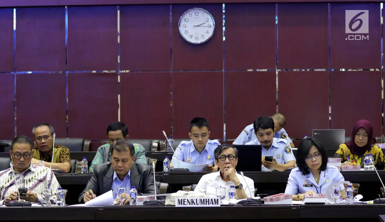 Menteri Hukum dan HAM Yasonna H Laoly (dua kanan) saat mengikuti rapat kerja dengan Badan Legislasi (Baleg) di Gedung DPR, Jakarta, Selasa (23/10). Rapat dihadiri Anggota Baleg, Anggota DPD, dan pemerintah. (Liputan6.com/JohanTallo)