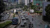 Kendaraan melintas di kawasan ganjil genap di jalan thamrin, Jakarta, Rabu (8/4/2020). Ditlantas Polda Metro Jaya mengumumkan perpanjangan masa peniadaan kebijakan pembatasan kendaraan bernomor polisi ganjil genap di wilayah Jakarta hingga 19 April 2020. (Liputan6.com/Faizal Fanani)