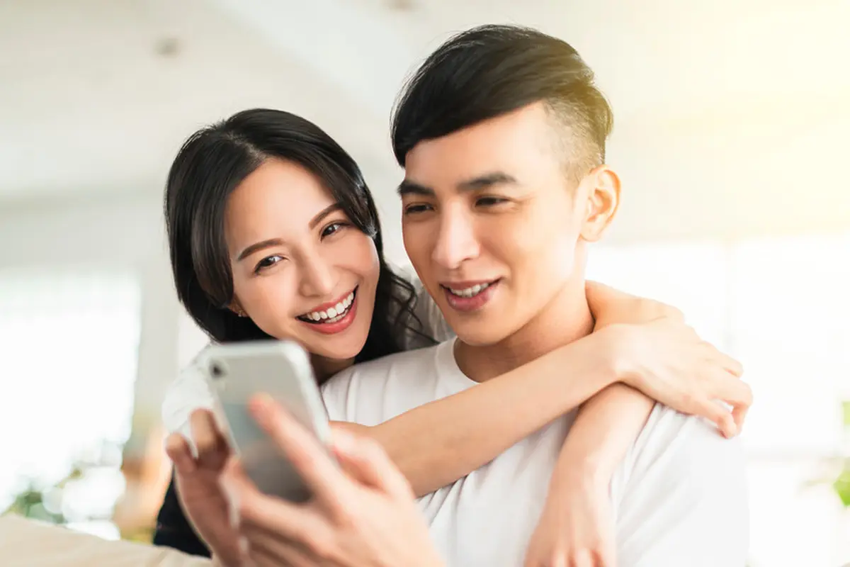couple bahagia cinta romantis