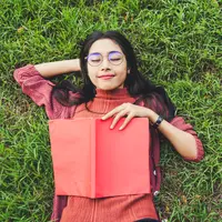 ilustrasi perempuan di taman/copyright By N U S A R A (Shutterstock)