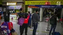 Calon penumpang tiba di Stasiun Gambir, Jakarta, Minggu (26/5/2019). PT KAI bagian daerah operasional (Daop) 1 Jakarta akan menyediakan 957.282 tempat duduk kereta jarak jauh dan menengah sebagai upaya memenuhi kebutuhan angkutan lebaran 2019. (Liputan6.com/Faizal Fanani)