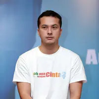 Aktor Nicholas Saputra namanya melejit setelah berperan dalam film fenomenal 'Ada Apa dengan Cinta?' (AADC?). Memerankan Rangga, seorang lelaki kutu buku jutek. (Deki Prayoga/Bintang.com)