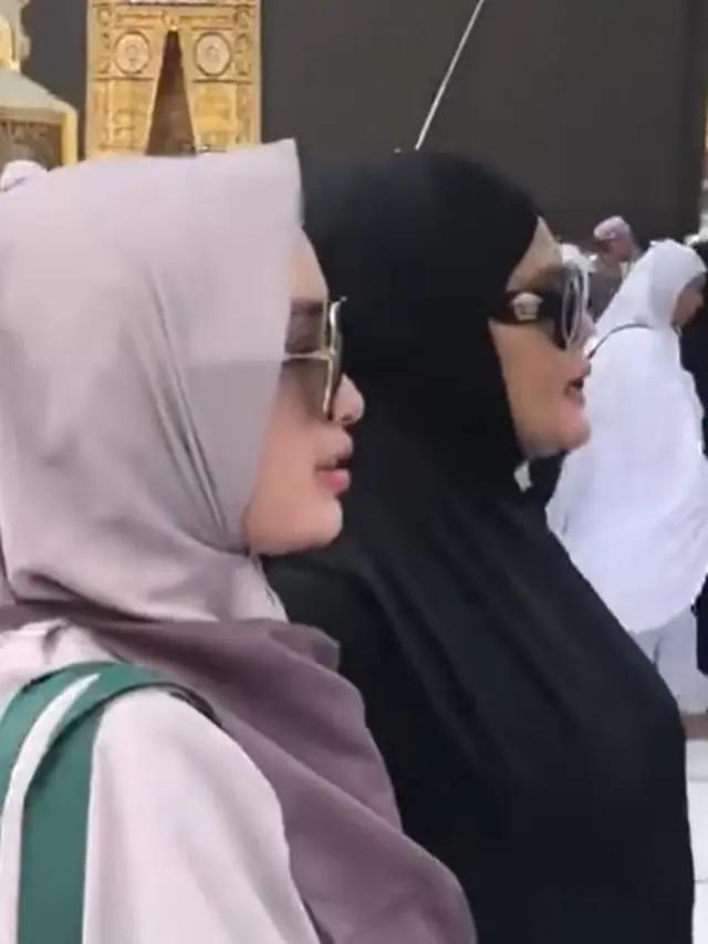 Zaskia Gotik melakukan ibadah umrah (Instagram/zaskia_gotix)