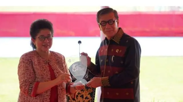 Nila memberikan penghargaan kepada Menteri Hukum dan Hak Asasi Manusia Republik Indonesia, Yasonna H. Laoly. (Foto: Sehat Negeriku)