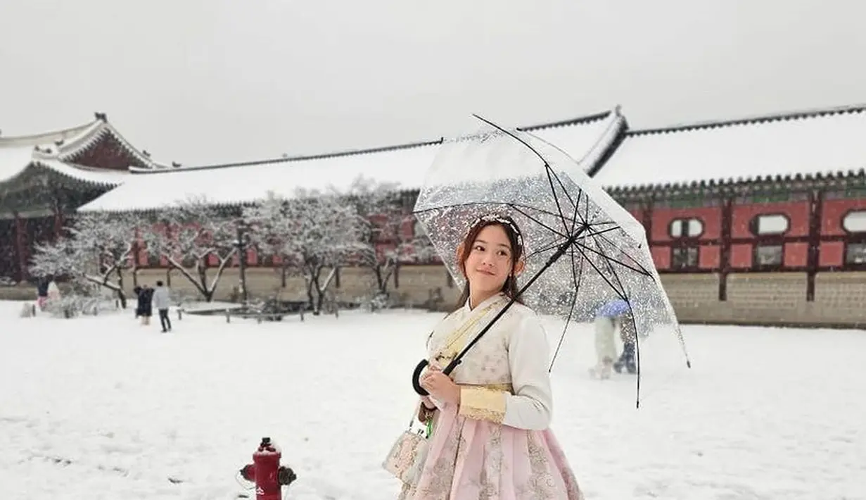 Anak Nafa Urbach, Mikhaela Lee tampil memukau dengan hanbok warna putih dan pinknya. Lengkap dengan riasan rambut dan tasnya. [@nafaurbach]