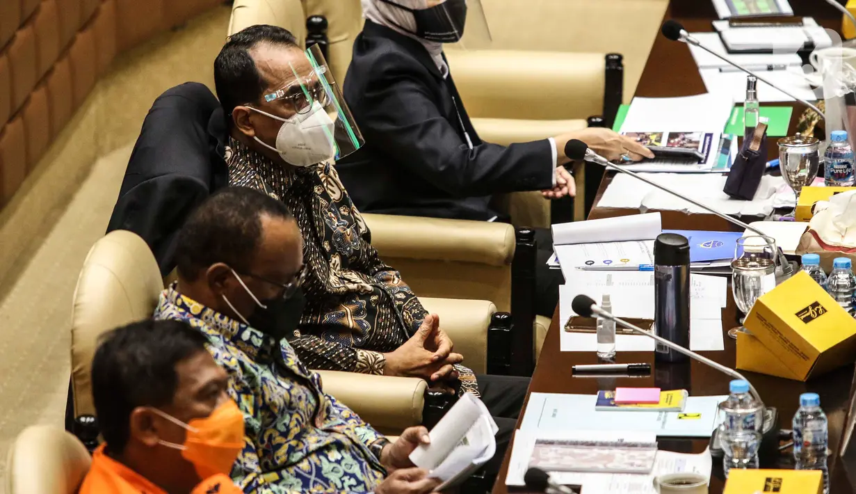 Menteri Perhubungan (Menhub) Budi Karya Sumadi (kedua kanan) mengikuti Rapat Dengar Pendapat bersama Komisi V DPR RI di Senayan, Rabu (25/11/2020). Rapat membahas kesiapan infrastruktur dan transportasi saat libur Natal 2020 dan Tahun Baru 2021 di tengah Pandemi Covid-19. (Liputan6.com/Johan Tallo)