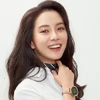 Meskipun nama Song Ji Hyo sudah dikenal luas melalui kemunculannya di acara Running Man, akan tetapi ia sama sekali tak menggunakan sosial media. (Foto: Soompi.com)