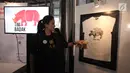Artis Marcella Zalianty menunjuk karya dalam pameran seni badak Sumatera di Perpustakaan Nasional Indonesia, Jakarta Pusat, Jumat (19/1). Sebanyak 10 seniman muda Indonesia dan Internasional berpartisipasi dalam pameran ini. (Liputan6.com/Arya Manggala)